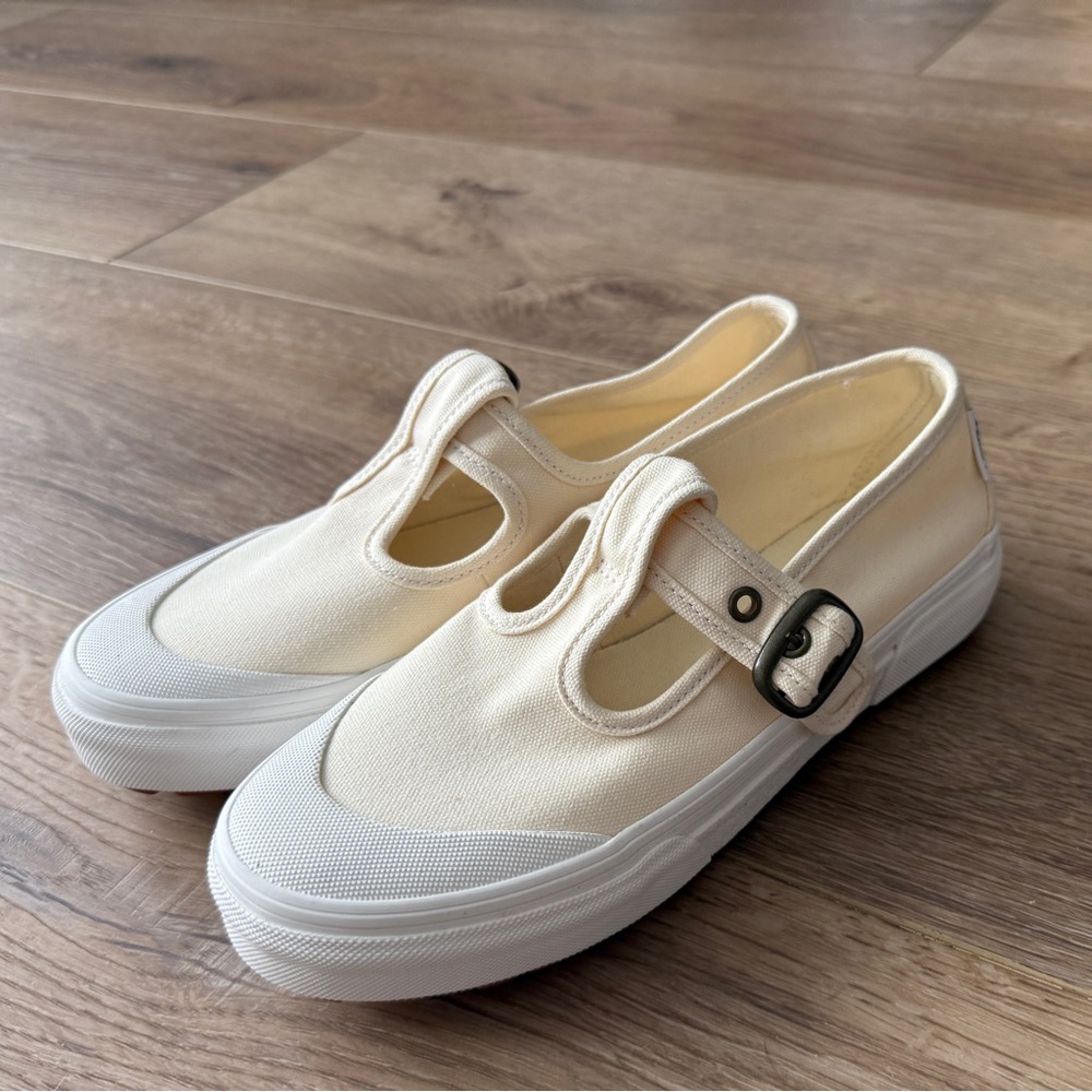 Vans Style 93 women’s beige Mary Jane slip on flats / shoes - size 5.5